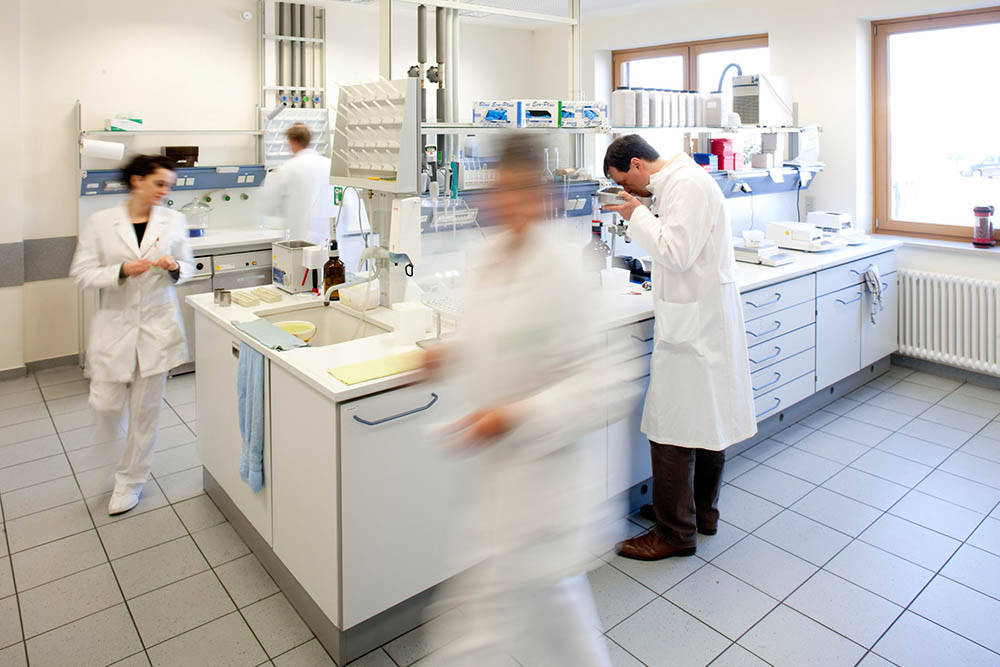 CR3 Analytik® Labordienstleistungen in Bremen Industriehafen mit Laboranten bei der Arbeit